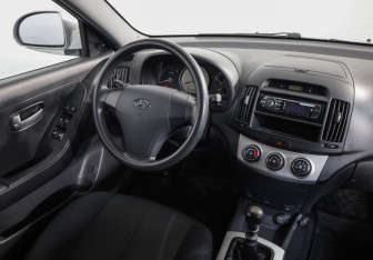 Подержанный автомобиль Hyundai Elantra Sedan 2008 года (8 фото)