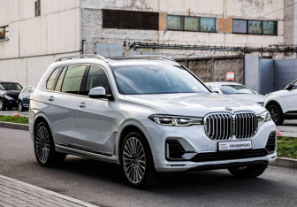 Подержанный автомобиль BMW X7 2021 года (5 фото)