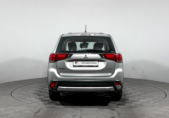 Подержанный автомобиль Mitsubishi Outlander 2016 года (6 фото)