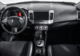 Подержанный автомобиль Peugeot 4007 2008 года (13 фото)