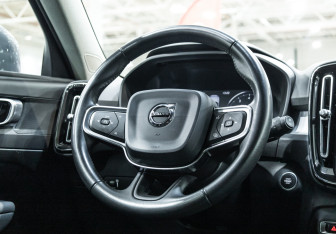 Подержанный автомобиль Volvo XC40 2019 года (17 фото)