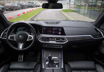 Подержанный автомобиль BMW X5 2019 года (12 фото)