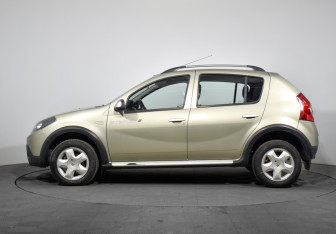 Подержанный автомобиль Renault Sandero 2012 года (8 фото)