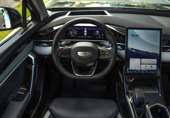 Подержанный автомобиль Geely Atlas 2024 года (14 фото)