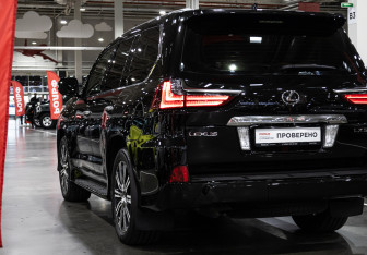 Подержанный автомобиль Lexus LX 2016 года (10 фото)