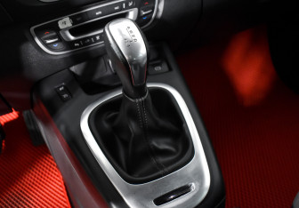 Подержанный автомобиль Renault Scenic 2013 года (11 фото)