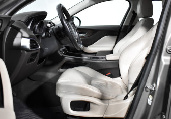 Подержанный автомобиль Jaguar F-Pace 2016 года (13 фото)