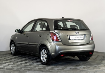 Подержанный автомобиль Kia Rio Hatchback 2010 года (7 фото)