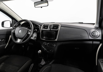 Подержанный автомобиль Renault Sandero 2015 года (9 фото)