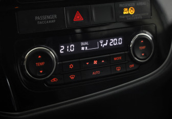 Подержанный автомобиль Mitsubishi Outlander 2015 года (15 фото)