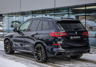 Подержанный автомобиль BMW X5 2021 года (9 фото)