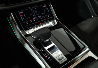 Подержанный автомобиль Audi Q8 2019 года (22 фото)