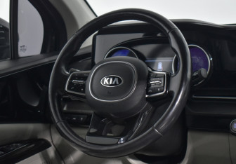 Подержанный автомобиль Kia Carnival 2020 года (15 фото)