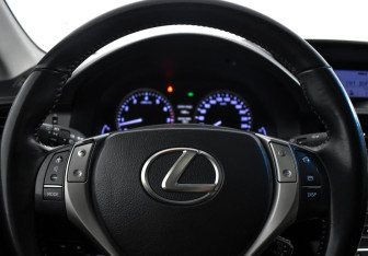 Подержанный автомобиль Lexus ES 2012 года (16 фото)