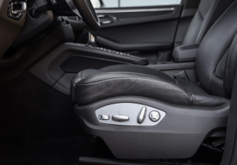 Подержанный автомобиль Porsche Macan 2018 года (24 фото)