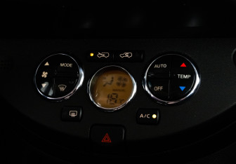 Подержанный автомобиль Nissan Note 2006 года (14 фото)