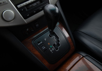Подержанный автомобиль Lexus RX 2005 года (12 фото)