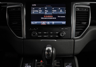 Подержанный автомобиль Porsche Macan 2017 года (18 фото)