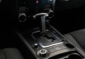 Подержанный автомобиль Volkswagen Touareg 2006 года (12 фото)