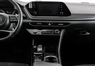 Подержанный автомобиль Hyundai Sonata 2021 года (13 фото)