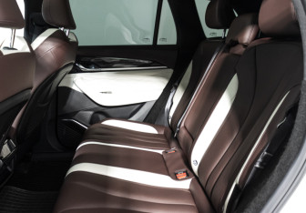 Подержанный автомобиль Geely Monjaro 2023 года (10 фото)