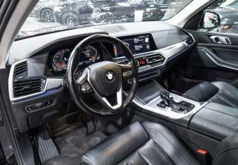 Подержанный автомобиль BMW X5 2019 года (16 фото)