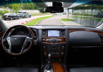 Подержанный автомобиль Infiniti QX80 2017 года (10 фото)