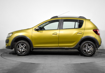 Подержанный автомобиль Renault Sandero 2017 года (8 фото)