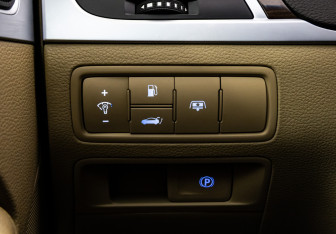 Подержанный автомобиль Hyundai Genesis 2014 года (17 фото)