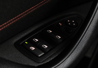 Подержанный автомобиль BMW X1 2017 года (19 фото)