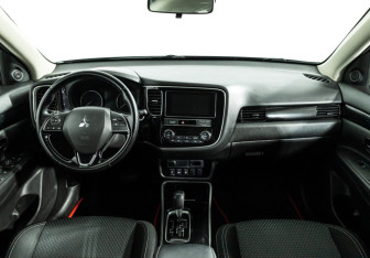 Подержанный автомобиль Mitsubishi Outlander 2019 года (13 фото)
