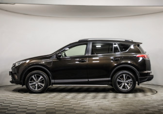 Подержанный автомобиль Toyota RAV4 2015 года (8 фото)