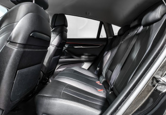 Подержанный автомобиль BMW X6 2015 года (12 фото)