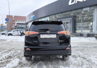 Подержанный автомобиль Toyota RAV4 2018 года (5 фото)