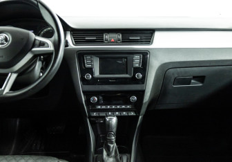 Подержанный автомобиль Skoda Rapid Liftback 2016 года (14 фото)