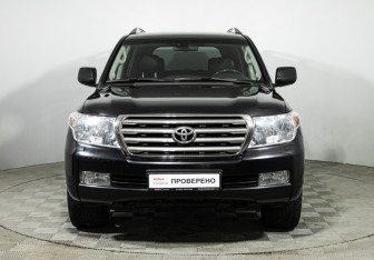 Подержанный автомобиль Toyota Land Cruiser Suv 2011 года (2 фото)