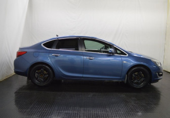 Подержанный автомобиль Opel Astra Sedan 2012 года (4 фото)