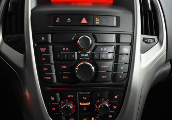 Подержанный автомобиль Opel Astra Hatchback 2011 года (16 фото)