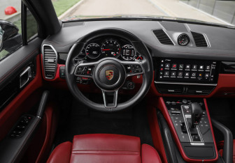 Подержанный автомобиль Porsche Cayenne 2021 года (15 фото)