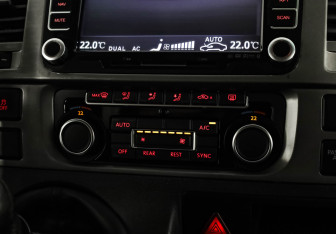 Подержанный автомобиль Volkswagen Caravelle 2013 года (13 фото)