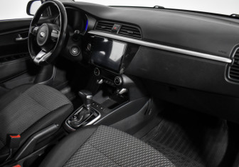 Подержанный автомобиль Kia Rio Sedan 2017 года (13 фото)