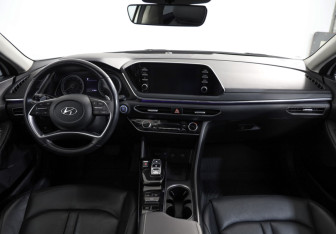 Подержанный автомобиль Hyundai Sonata 2023 года (9 фото)