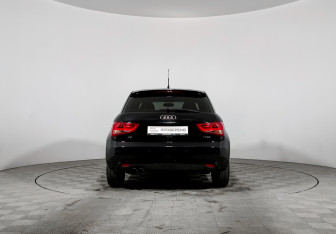 Подержанный автомобиль Audi A1 2014 года (6 фото)