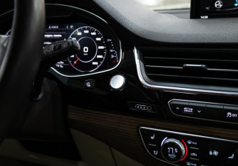 Подержанный автомобиль Audi Q7 2017 года (20 фото)