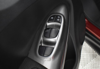 Подержанный автомобиль Nissan Juke 2011 года (16 фото)