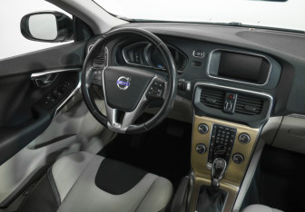 Подержанный автомобиль Volvo V40 Cross Country 2014 года (8 фото)