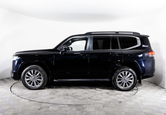 Подержанный автомобиль Toyota Land Cruiser Suv 2021 года (8 фото)