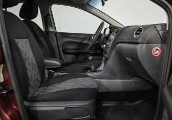 Подержанный автомобиль Ford Focus Sedan 2006 года (17 фото)