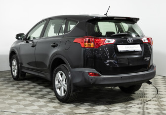 Подержанный автомобиль Toyota RAV4 2012 года (7 фото)