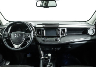 Подержанный автомобиль Toyota RAV4 2017 года (13 фото)